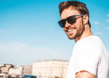 Erkek Güneş Gözlüğü – Maskülen ve Çekici Detaylar